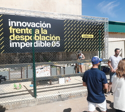 Don Felipe visita el espacio a cargo de Voluta Coop que vincula economía circular y tecnologí a través del eGallinero